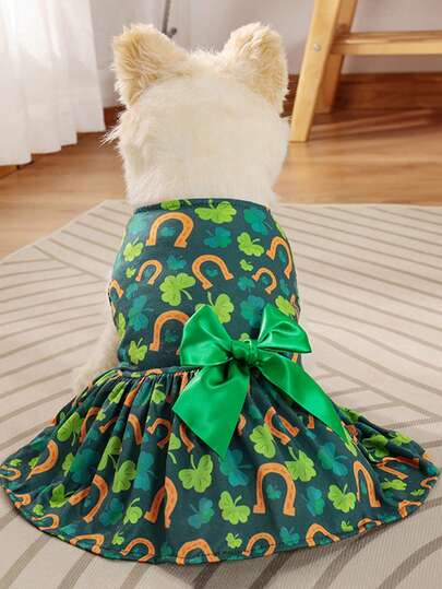 Un vestido de poliéster para mascotas para el Día de San Patricio con un patrón de trébol fresco, adecuado para perros pequeños como poodles toy y bichones (no apto para perros grandes)
