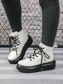高帮女鞋，男女通用宽楦软底增高运动鞋，英伦复古中帮休闲运动鞋，适合派对、郊游、节日活动和新年礼物。这款轻便舒适的系带踝靴，前掌加宽设计，适合全天穿着。 - 白色黑色底 - 查看 2