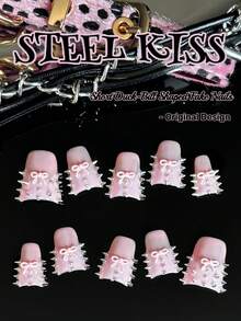 原创设计，手工制作，10片朋克风亚克力美甲贴片，包括杏仁形、尖头、方形和鸭嘴形美甲。粉色法式美甲贴片。这些造型独特的假指甲融合了法式元素。指尖完美展现铬合金铆钉，提升个人魅力。 - 粉色 - 查看 5