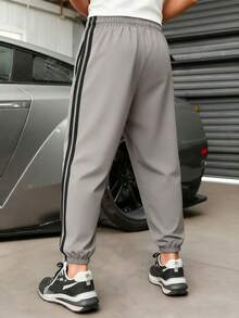 男士宽松休闲运动裤，适合夏季海滩、度假、日常通勤、户外活动、健身、慢跑，轻便时尚，抽绳腰带，九分裤长，条纹款。 - 淺灰色 - 查看 3