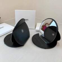 CHANEL Gương trang điểm cao cấp bọc da đen. Gương gập đứng kiểu mới. Mẫu thời trang Xuân Hè 2026 mới. Vật dụng cần thiết khi đi du lịch. Gương phóng đại, giúp nhìn rõ chi tiết hơn khi trang điểm. Tinh tế, nhỏ gọn và dễ mang theo, hoàn hảo để mang đi bất cứ đâu. - màu đen - Xem 10