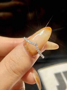 1枚经典独特轻盈V形镶嵌水钻莫桑石结婚戒指，S925纯银奢华订婚戒指、承诺戒指、周年纪念戒指、女士珠宝礼物、圣诞礼物 - 淺V莫桑排鑽戒指 - 查看 4