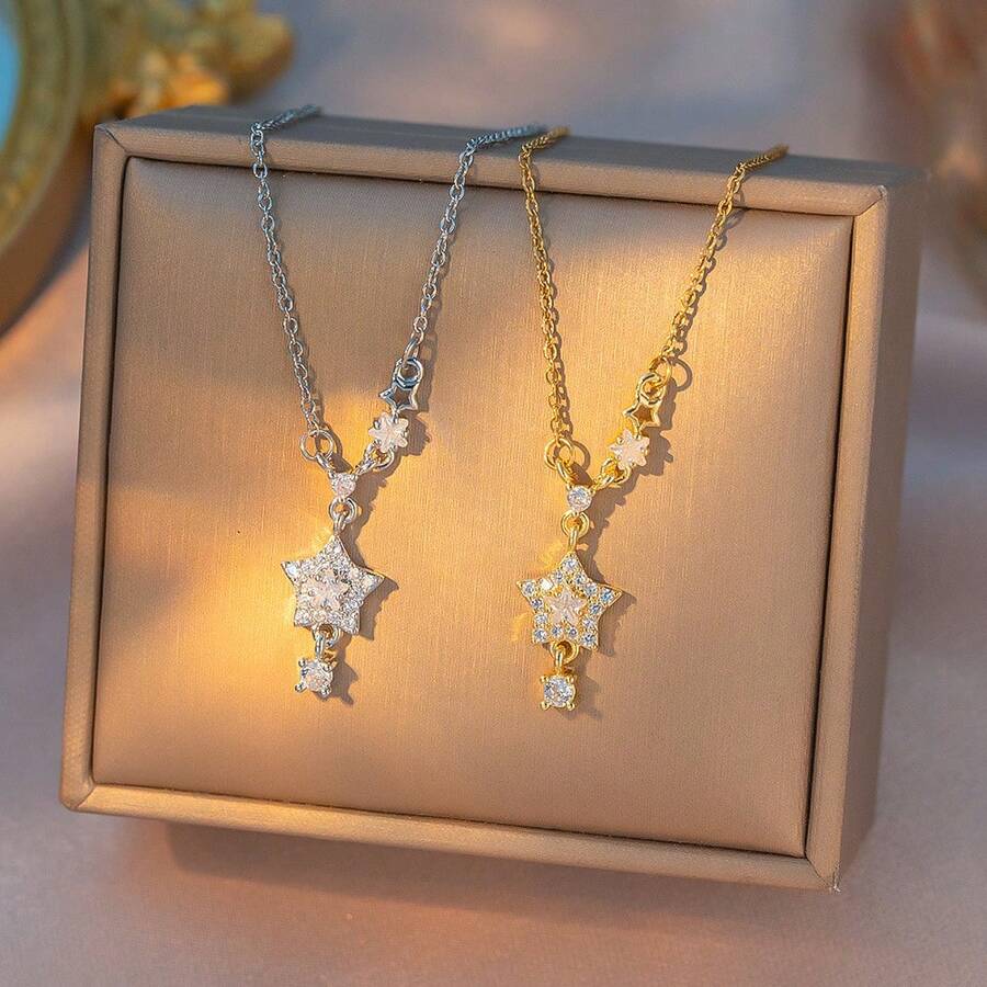 这款精致奢华的项链镶嵌着水钻、星星和流苏，适合女性的时尚气质和高端品味。锁骨链款式，适合日常佩戴。 - 彩色 - 查看 1