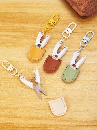 1 st gör-det-själv mini-saxnyckelring med läderfodral, verktygsnyckelring, korsstygn, stickning, sömnad och pappersklippning. Prydnadssaker, väskberlocker, bilnyckelring, nyckelband, nyckelhållare, nyckelringstillbehör, nyckelringar, damnyckelringar, presenter till mamma, presenter till mormor, lärare, skolor, kontor, hushållsartiklar, present till vän, högtidspresenter, souvenirer till evenemang, festpresenter.