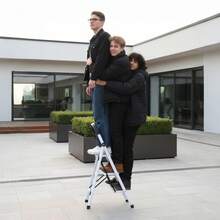 SAEIV Hopfällbar stege i stål, 3/4-delad, med breda stålsteg med halkfria dynor, lastkapacitet upp till 500 kg. Utrustad med snäpplås och vertikala fotremmar längs hela foten med spår. Idealisk för användning i huset, källaren, köket, garaget eller kontoret – vit. - Vit 4-stegstrappa - Visa 7