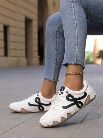 1双女士V字形印花复古通勤鞋，PU皮革拼接手工章鱼缝线，橡胶防滑鞋底，套脚设计，适合办公室、户外、四季穿着、健身、骑行等多种场合，英伦风