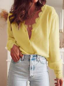 Ce pull 2025 pour femmes à la mode présente un design de cardigan à manches longues avec col en V tricoté, décoré d'un magnifique dentelle contrastée et d'un devant boutonné. La longueur régulière et le style minimaliste élégant en font un choix idéal pour un port quotidien à l'automne et en hiver. - Jaune citron - Voir 5