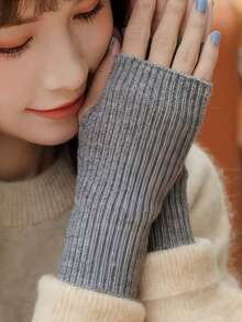 一双露指手套，时尚简约设计，男女通用，触屏针织连指手套，适合运动、骑行、写作、户外活动、聚会等场合，保暖防风，是冬夏送给亲朋好友的绝佳礼物。 - 白色 - 查看 7