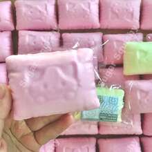 1个猫形抱枕，慢回弹，双色设计，柔软挤压，缓解压力的好伙伴