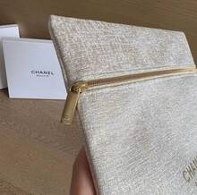 CHANEL 米色编织图案方形化妆包，金属拉链封口，压纹logo细节，大容量便携式化妆品收纳包，适合作为节日礼物/外出/日常护肤品收纳包 - 白金 - 查看 2