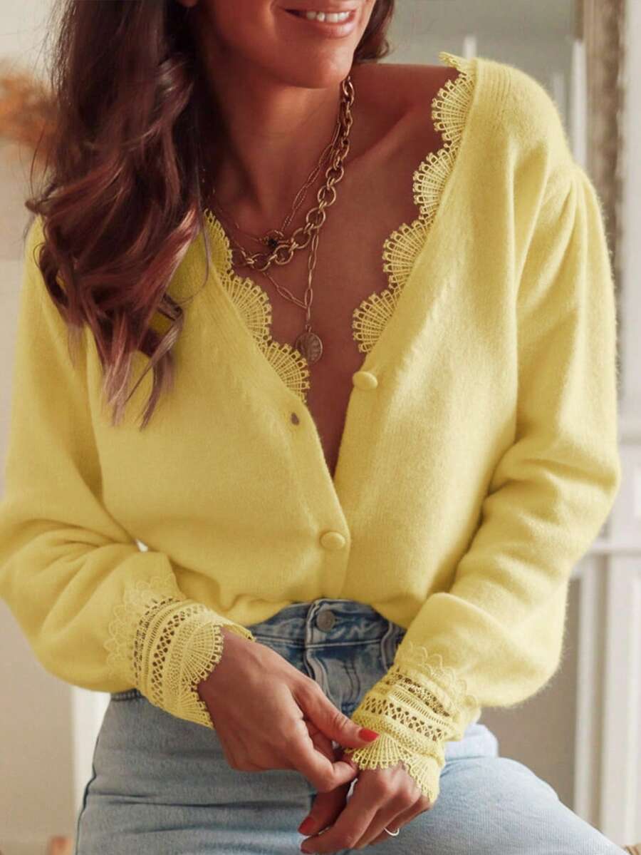 Ce pull 2025 pour femmes à la mode présente un design de cardigan à manches longues avec col en V tricoté, décoré d'un magnifique dentelle contrastée et d'un devant boutonné. La longueur régulière et le style minimaliste élégant en font un choix idéal pour un port quotidien à l'automne et en hiver. - Jaune citron - Voir 1