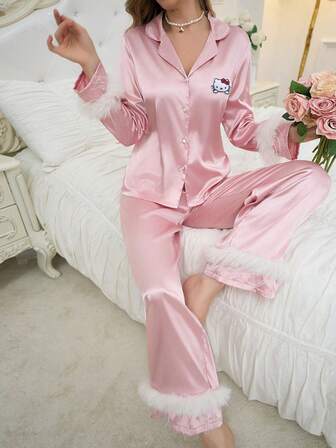 Sanrio 2ชิ้น Hello Kitty ปักลาย ปกเสื้อ กระดุม ประดับตุ๊กตา เสื้อนอนแขนยาว + กางเกงขายาวเอวยางยืด ชุดนอนน่ารัก