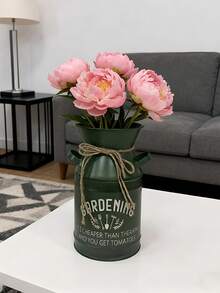 复古军绿色铁艺茶壶造型花瓶，配有绳索抽绳，瓶身印有“园艺比心理治疗便宜，还能收获西红柿”的趣味标语，充满美式乡村风情。适合插鲜花/干花或绿植，可放置于客厅、窗台或餐桌上。既可作花瓶，也可作桌面收纳罐（用于存放笔/小工具），物超所值。 - 軍綠色 - 查看 5