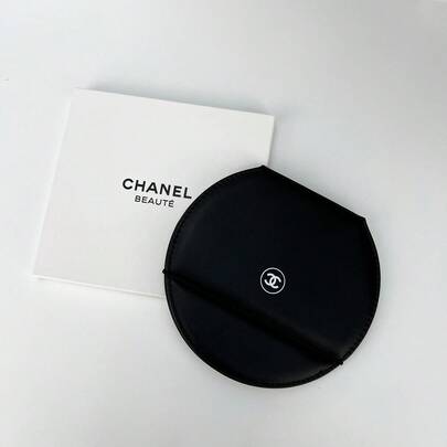 CHANEL Espejo compacto redondo de cuero negro, con detalle de logotipo en relieve minimalista, diseño plegable y portátil, espejo de maquillaje vertical para el escritorio, adecuado para regalos de vacaciones, maquillaje diario, maquillaje de viaje y talla grande ocasiones