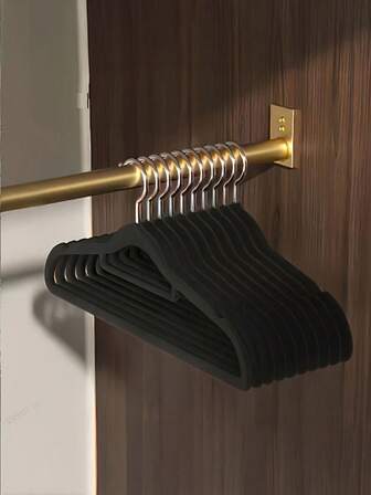 Percha premium con revestimiento aterciopelado antideslizante, negro sólido, diseño plano ultradelgado, incluye percha con revestimiento aterciopelado de alta calidad y gancho giratorio resistente con función antideslizante, ahorro de espacio, resistente a arrugas y humedad, adecuado para guardar trajes, camisas, faldas, pantalones, corbatas, para satisfacer las necesidades diarias de organización de la ropa, almacenamiento en el armario, preparación para mudanzas y regalos festivos, todo el año