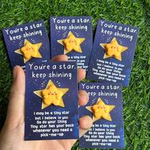 10 Peças Entalhe de Estrela de Resina Encantadora com Encorajamento Positivo "Você é uma estrela, continue brilhando" Cartão Inspirador de Boa Sorte, Inspirando você a enfrentar os desafios da vida com uma atitude positiva. Este presente de sorte pensativo pode ser dado à família, amigos, melhor mãe, mulheres, um presente fofo e positivo, também um presente significativo e lembrança especial, e convidados Dia das Mães, Formatura, Dia dos Pais, Casamento, Decoração de Festa de Aniversário