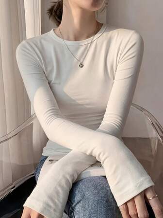 Vit rundhalsad långärmad t-shirt med kort ärm och figurnära passform för dam, lämplig för vår, höst och sommar