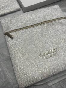 CHANEL 米色编织图案方形化妆包，金属拉链封口，压纹logo细节，大容量便携式化妆品收纳包，适合作为节日礼物/外出/日常护肤品收纳包 - 白金 - 查看 3