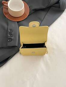 这款全新简约斜挎方包，休闲、简约又不失优雅。它采用翻盖设计，搭配金属链条和不可调节肩带，适合购物和旅行，可轻松收纳日常必需品。这款包包百搭时尚，是众多时尚单品中的佼佼者。它风格百变，适合各种场合和穿搭，也是馈赠亲友的理想之选。 - 蝴蝶結斜背包 - 查看 12