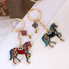 皇家风格马形珐琅钥匙扣——一匹威武雄壮的骏马，以深红和乌木色为主色调，饰以云纹花卉图案，并配以镀金链条。这款东方饰品是传统而高雅的馈赠佳品，适合所有季节佩戴。