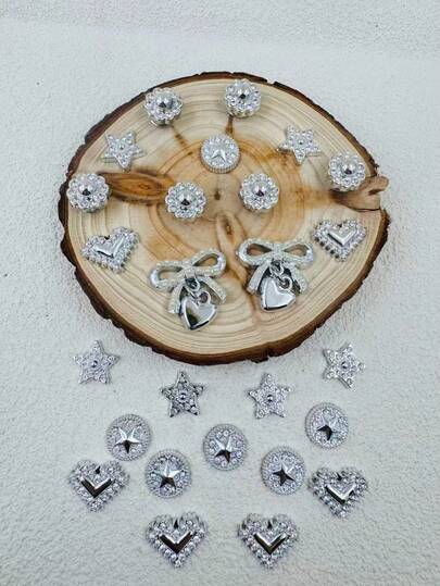 26 st. silverfärgade strass-skodekorationer (silverpärlrosett, hjärthänge, stjärnor, pentagram etc.), lättmonterade och avtagbara gör-det-själv-tillbehör, lämpliga för vardagsskor, sandaler och strandväskor, perfekt present till högtider och speciella tillfällen