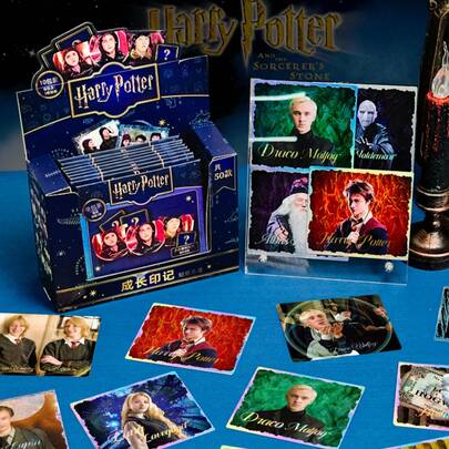 Harry Potter 1套贴纸礼盒，10张魔法世界经典人物贴纸，赫敏、罗恩、马尔福透明PET贴纸，烫金贴纸，适用于水瓶和剪贴簿，复古创意美学贴纸，DIY装饰工艺材料，节日礼物，个性化剪贴簿学习用品 [官方授权]