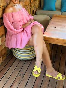 GLOURI Women's Pink Off-The-Shoulder Mini Dress - Puff Sleeve & Flared Silhouette Detail | Playful Chic Style For Beach Vacations, Afternoon Brunch, BFF Gatherings, Casual Dates, Resort Outings & Weekend Getaways For Vibrant Cheerful Looks - 亮粉紅色 - 查看 2