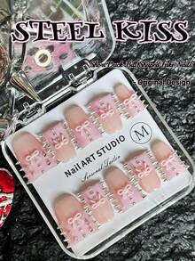 原创设计，手工制作，10片朋克风亚克力美甲贴片，包括杏仁形、尖头、方形和鸭嘴形美甲。粉色法式美甲贴片。这些造型独特的假指甲融合了法式元素。指尖完美展现铬合金铆钉，提升个人魅力。 - 粉色 - 查看 11