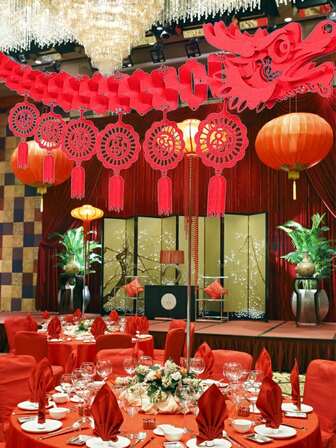 1.7米中国新年龙形悬挂装饰横幅，3D红色龙形花环，场景装饰道具，适用于中国新年、节日派对、中国新年装饰、派对礼物，室内/室外均可使用，无需用电，适用于商店、餐厅、派对、家庭、唐人街等场所。