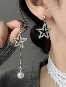 一对时尚简约银色镂空星星吊坠耳环，镶嵌水钻和仿珍珠，奢华设计，适合女性出席正式场合、派对、日常佩戴和节日庆典。 - 銀色 - 查看 3
