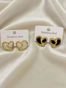 这款六对不锈钢彩色心形耳钉共有六种颜色可选：黑色、仿珍珠白、红色、玫瑰粉和蓝绿色。它们能够满足甜美酷炫、温柔细腻、复古等多种风格的需求。耳钉主体为心形，边缘镶金，内部填充不同颜色的珐琅。 - 彩色 - 查看 3