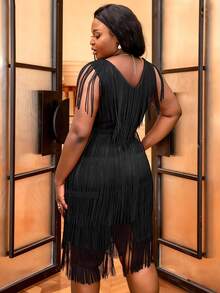 Modna, seksowna, czarna sukienka z frędzlami dla kobiet w dużych rozmiarach, z głębokim dekoltem w serek i zwiewnymi frędzlami, odpowiednia na wieczorne wyjście, koktajlowe przyjęcie i inne okazje, wesela i wiosnę - Czarne - Zobacz 2