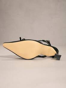Pantofi cu toc înalt pentru femei, din piele întoarsă și piele lăcuită, negri, cu vârf ascuțit și baretă la gleznă cu fundă și strasuri - Negru - Vizualizare 7