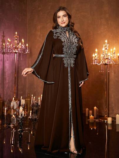  Đầm maxi cao cấp bằng satin đính kết tinh tế, cổ đứng, tay bồng, xẻ tà cao dành cho nữ cỡ lớn của UNITHORSE, hoàn hảo cho các dịp trang trọng, tiệc gala, đám cưới, lễ trao giải, v.v.