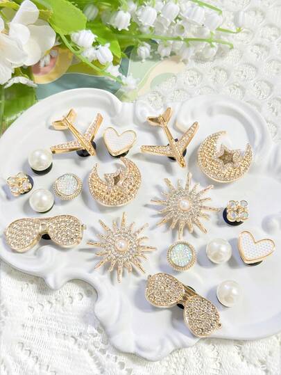 18 piezas de dijes de resina suave multicolor, con avión desmontable, gafas de sol, sol, corazón, cuentas y decoraciones - Accesorios para zapatos DIY, adecuados para sandalias, pantuflas, botas - Perfectos para regalos de Pascua, cumpleaños, Día de San Valentín, Día de la Madre, Halloween - Cuentas y diseños de piedras rhinestone vibrantes en dorado, blanco y otros colores