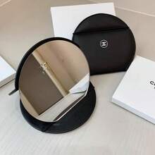 CHANEL Gương trang điểm cao cấp bằng da đen. Gương đứng gấp gọn mới. Thiết kế gương phóng đại giúp bạn nhìn rõ hơn các chi tiết khi trang điểm. Nhỏ gọn và dễ mang theo, lý tưởng cho việc di chuyển. - màu đen - Xem 1