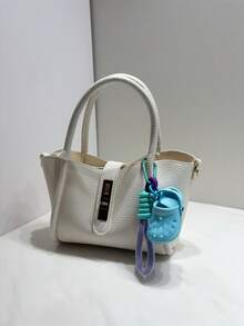 1个多巴胺色塑料可爱趣味鞋扣，可作汽车钥匙扣、背包挂件、单肩包挂件、斜挎包挂件，适合大学生、男女学生上学、日常工作搭配、节日礼物、男生送给女朋友、妈妈的小礼物、生日礼物。