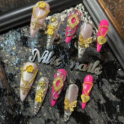 Bộ móng giả acrylic 10 món, màu hồng đỏ, bạc và hồng nhạt, mắt mèo hồng, nhuộm tie-dye bạc, bướm, hoa hồng, hoa, hạt cườm, trái tim 3D nổi và các phụ kiện trang trí móng khác, móng tay phủ bột chrome vẽ tay, họa tiết hình học, bộ dụng cụ làm móng phong cách Y2K, rất phù hợp cho phụ nữ và các cô gái tham dự các bữa tiệc theo chủ đề, lễ kỷ niệm và sử dụng hàng ngày, kèm theo 1 dũa móng mini và 1 nhãn dán hai mặt.