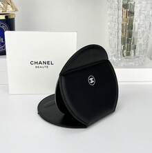 CHANEL Gương trang điểm tròn gấp gọn bằng da màu đen, có logo thương hiệu dập nổi, gương trang điểm để bàn di động, thích hợp làm quà tặng ngày lễ/trang điểm hàng ngày/gương trang điểm du lịch. - màu đen - Xem 3