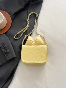 这款全新简约斜挎方包，休闲、简约又不失优雅。它采用翻盖设计，搭配金属链条和不可调节肩带，适合购物和旅行，可轻松收纳日常必需品。这款包包百搭时尚，是众多时尚单品中的佼佼者。它风格百变，适合各种场合和穿搭，也是馈赠亲友的理想之选。 - 蝴蝶結斜背包 - 查看 11