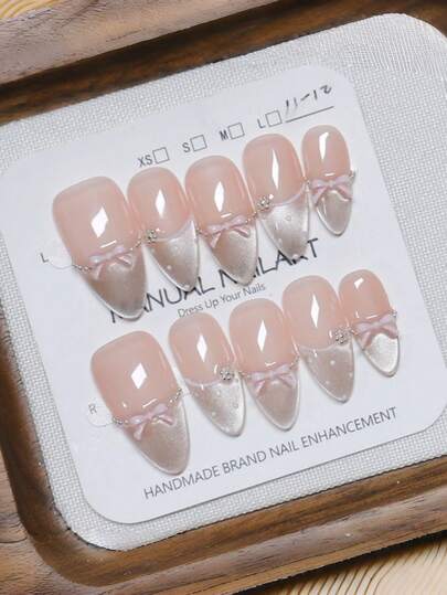 10 móng tay giả thủ công hình hạnh nhân, móng acrylic dán, cỡ trung bình, màu hồng nhạt, kiểu móng mắt mèo nổi bật, họa tiết chấm bi vẽ tay, đường kẻ bất đối xứng, đính nơ 3D ngọc trai nhỏ, kiểu móng mùa thu cá tính, thanh lịch, đơn giản, thích hợp cho tiệc tùng, hẹn hò, đi biển, nghỉ dưỡng nhiệt đới, tự làm móng nghệ thuật, thích hợp làm quà tặng cho phụ nữ và bé gái.