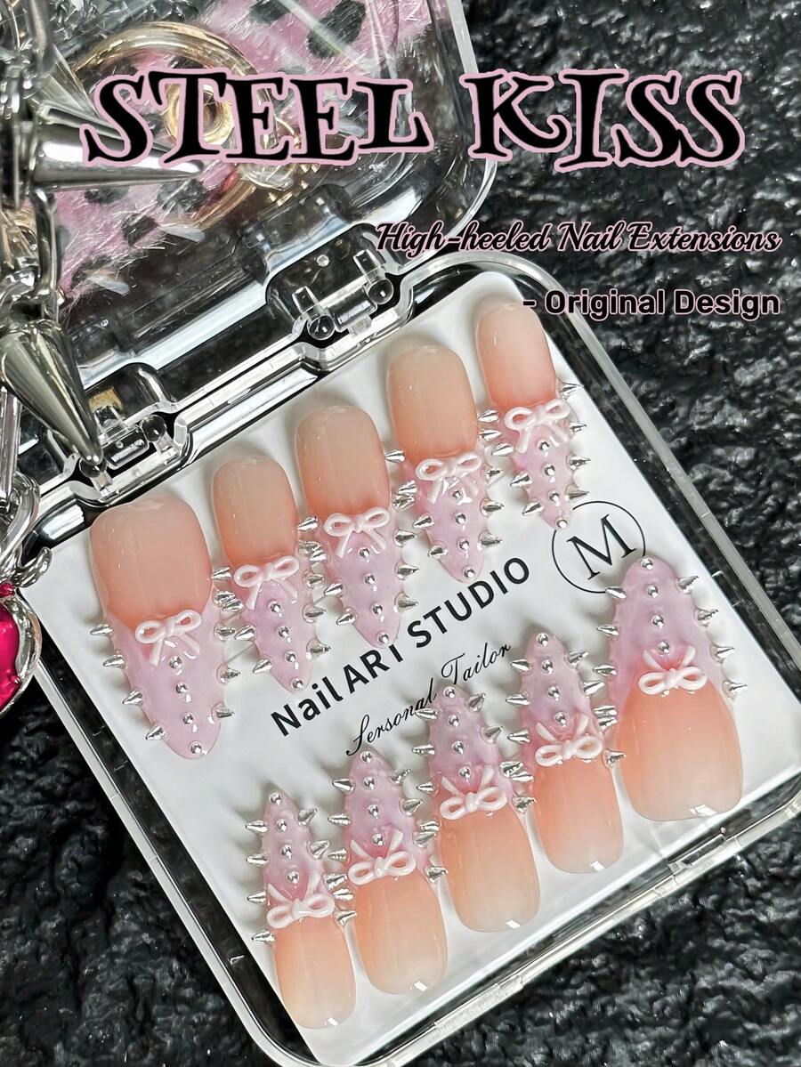 原创设计，手工制作，10片朋克风亚克力美甲贴片，包括杏仁形、尖头、方形和鸭嘴形美甲。粉色法式美甲贴片。这些造型独特的假指甲融合了法式元素。指尖完美展现铬合金铆钉，提升个人魅力。 - 粉色 - 查看 1