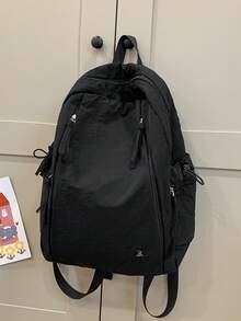 这款纯色背包设计巧妙，可双肩背、单肩背或手提。它不仅是一款简单的单品，更能展现您的生活方式和个性态度。大容量、轻便、防水，并饰有卡通图案，适合校园穿搭、返校季、旅行以及各种场合。 - 彩色 - 查看 5