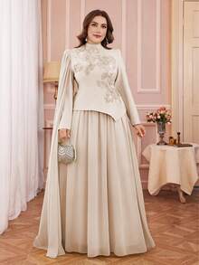 Đầm 2 trong 1 cổ tàu màu mơ dành cho nữ cỡ lớn, chi tiết thêu đắp nổi, hoa cuộn thủ công, tay dài, thắt nơ dài thướt tha, thanh lịch và mềm mại, phù hợp cho các buổi họp mặt, tiệc tùng, dạ hội, duyên dáng và tinh tế, ngày Valentine. - Màu be - Xem 1