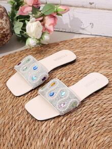 2026夏季新款乳白色柔和彩虹宝石凉鞋，方头绑带平底拖鞋，饰以满钻和仿珍珠 - 米色 - 查看 1
