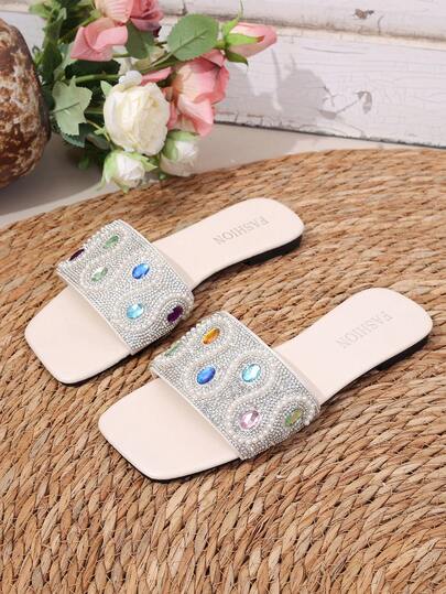 2026夏季新款乳白色柔和彩虹宝石凉鞋，方头绑带平底拖鞋，饰以满钻和仿珍珠