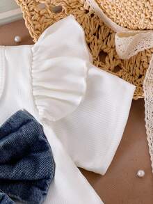 两件套女婴时尚套装：3D牛仔蝴蝶结装饰短袖T恤上衣和3D蝴蝶结牛仔短裤（前开衩），适合春秋季穿着。 - 白色 - 查看 5