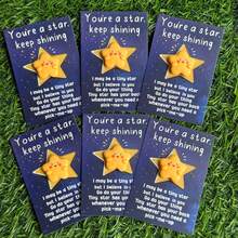 10 Peças Entalhe de Estrela de Resina Encantadora com Encorajamento Positivo "Você é uma estrela, continue brilhando" Cartão Inspirador de Boa Sorte, Inspirando você a enfrentar os desafios da vida com uma atitude positiva. Este presente de sorte pensativo pode ser dado à família, amigos, melhor mãe, mulheres, um presente fofo e positivo, também um presente significativo e lembrança especial, e convidados Dia das Mães, Formatura, Dia dos Pais, Casamento, Decoração de Festa de Aniversário