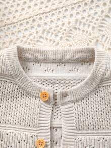 Gilet tricoté à col rond, élégant et mignon, avec un motif ajouré, pour bébés filles. Style vintage chic et à la mode, parfait pour les sorties ou une tenue décontractée au quotidien. - Nude - Voir 2