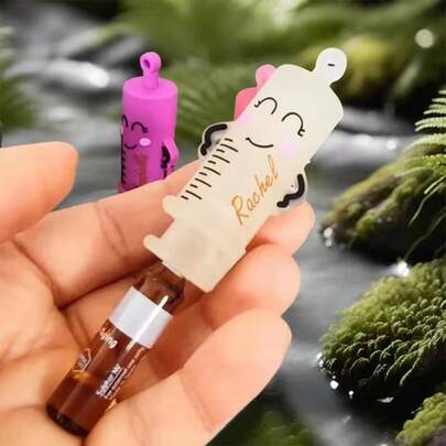 فتاحة وقاطعة زجاجات فريدة بشكل محقنة | أداة كسر غطاء الزجاجة بيد واحدة معلقة على سلسلة مفاتيح، مناسبة للممرضات والأطباء والمستشفيات - فتاحة زجاجات أقراص محمولة من البولي فينيل كلوريد، متوفرة باللون الوردي والأزرق والأخضر والأسود - خيار مثالي